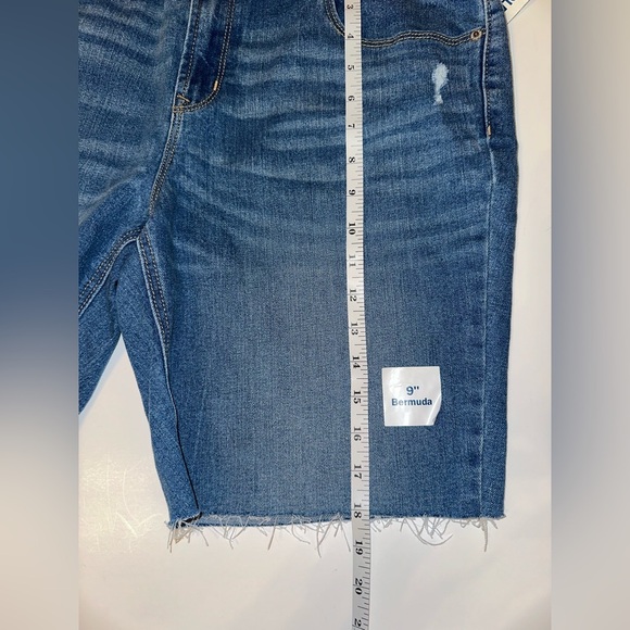 NWT Old Navy Women’s Bermuda Shorts Size 12 Denim 9” Inseam Frayed Hem Casual - Picture 5 of 6